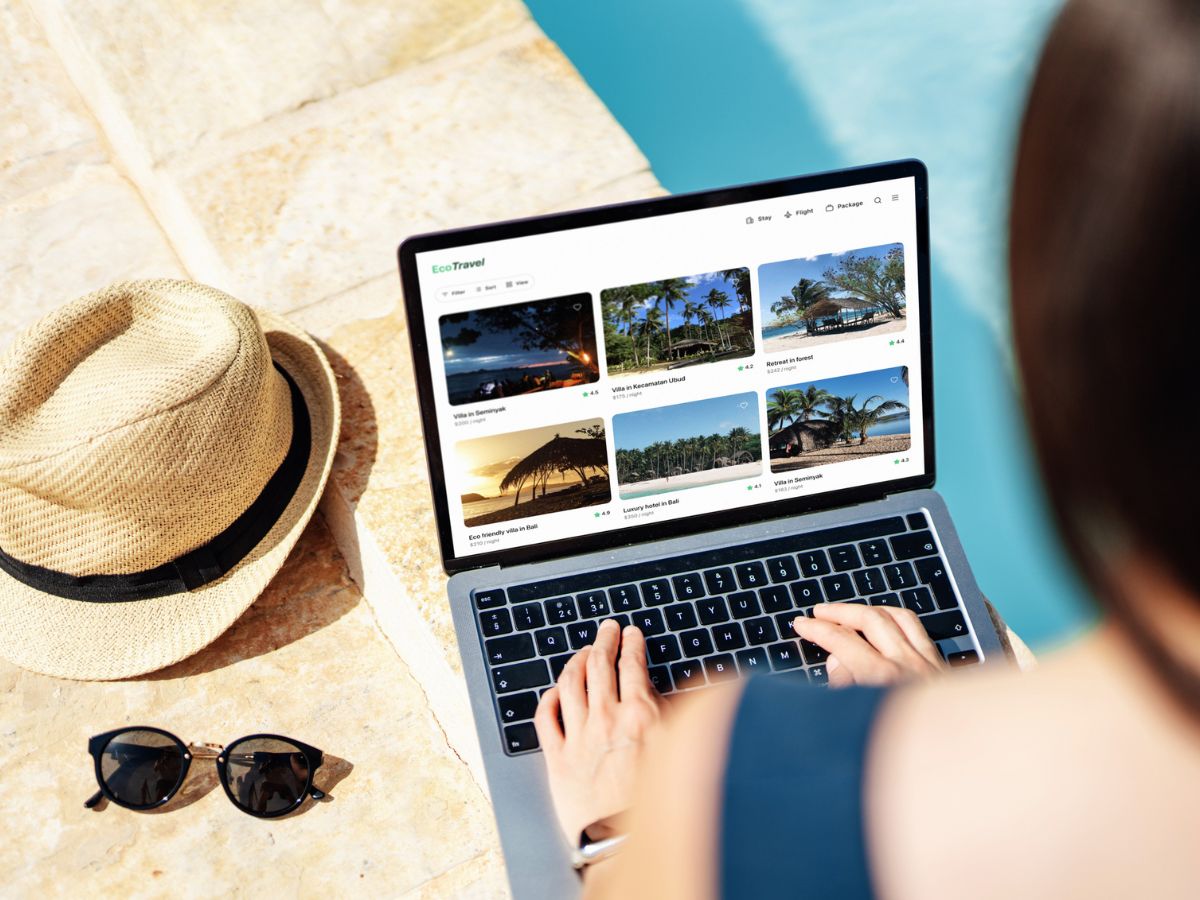 egy nő a laptopján foglal utazást