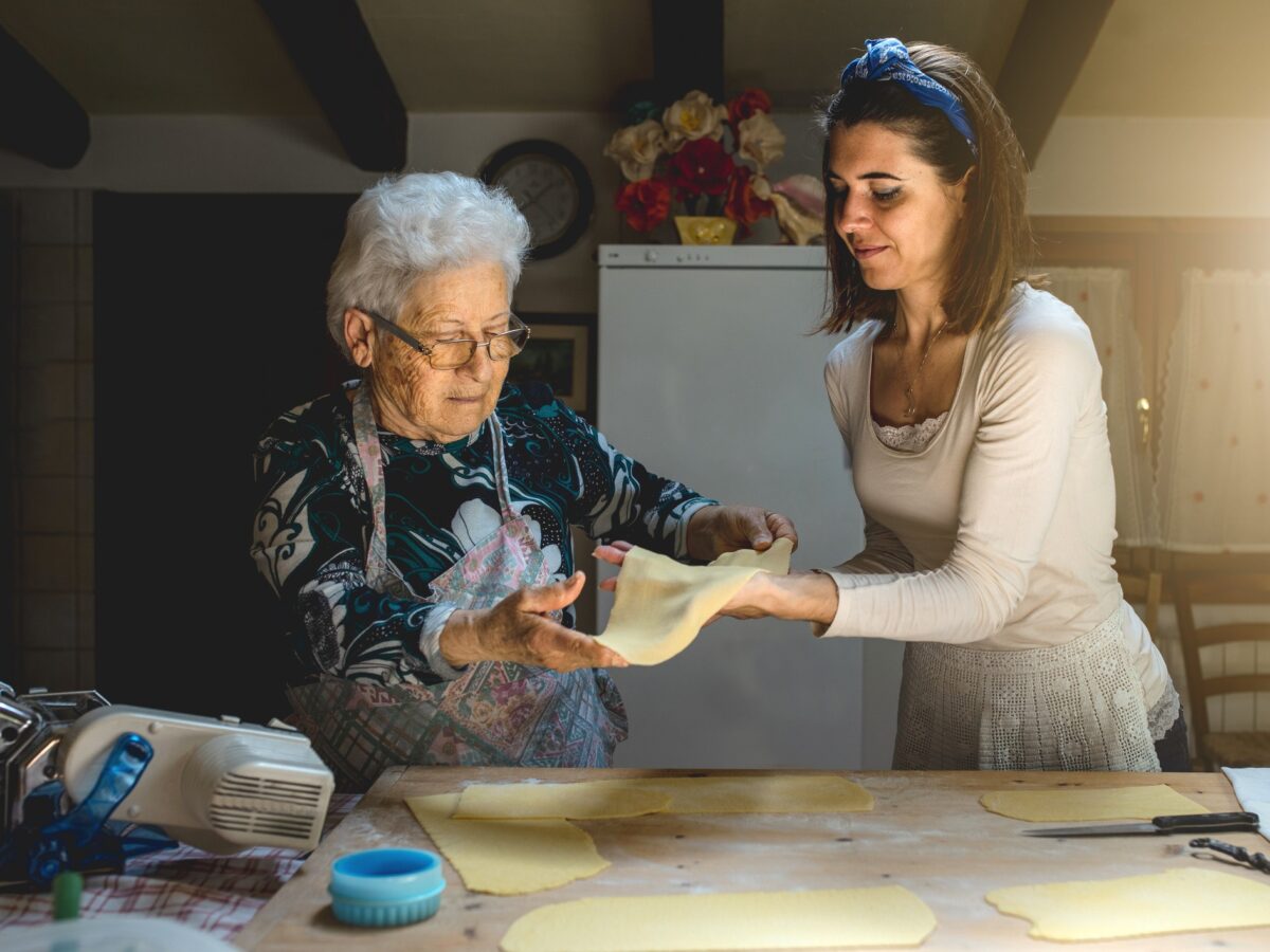 idős nő és fiatalabb főznek