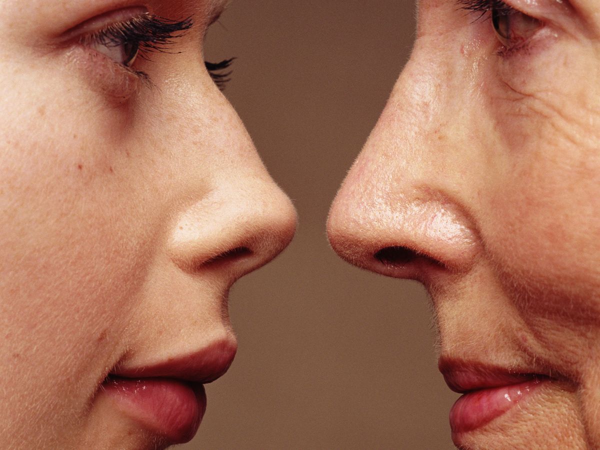 Fiatal és idős nő egészen közelről, profilból majdnem összeér az orruk