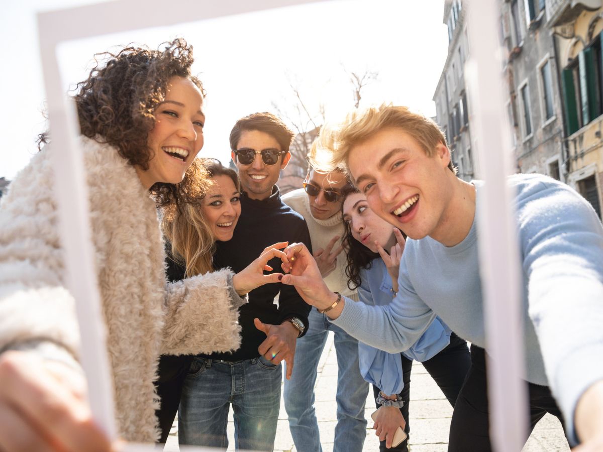 boldog fiatalok csoportképe Olaszországban