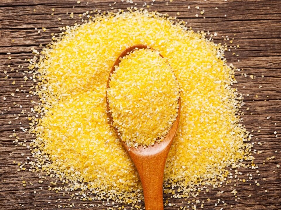 kiöntött polenta fa kanállal