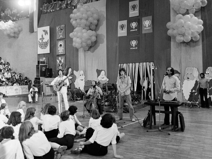 Istvánmezei út 3-5. Nemzeti Sportcsarnok (később Gerevich Aladár Nemzeti Sportcsarnok). A Nemzetközi Gyermekév alkalmából tartott Európai Gyermektalálkozó megnyitóünnepsége 1979. július 29-én. A színpadon a Kaláka együttes (forrás: Fortepan / Szalay Béla)