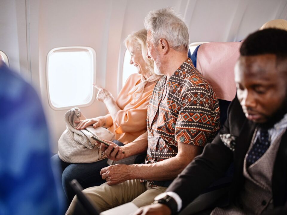idős házaspár egy repülőgépen