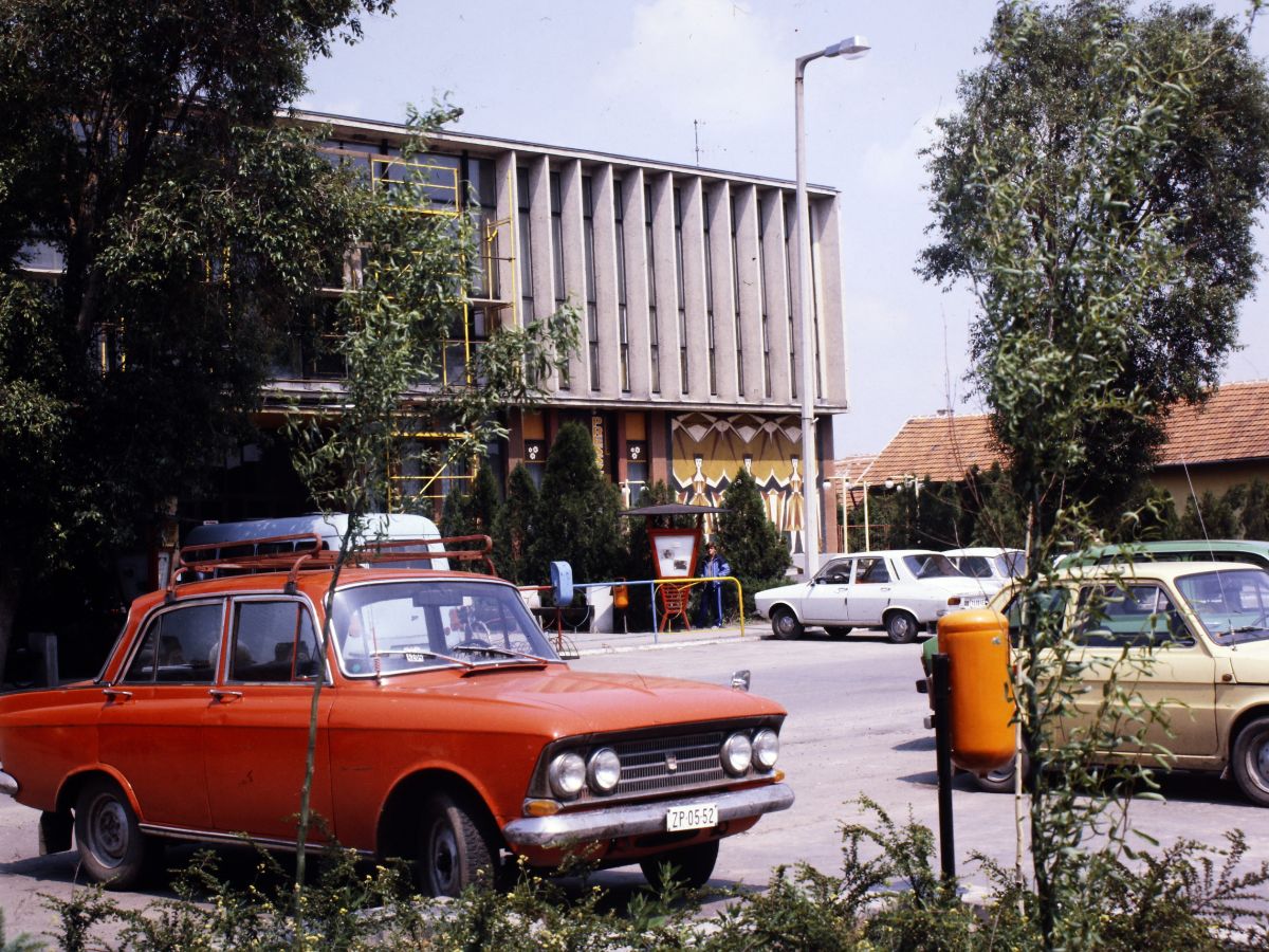 Béke út 140., Arany János Művelődési Központ és Városi Könyvtár.