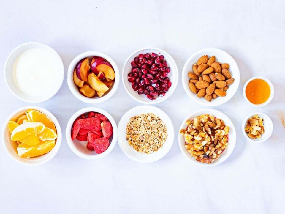 Különféle növényi rostok fehér kerámia tálkákban szépen elrendezve