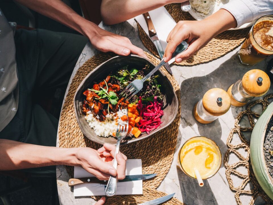 Friss zöldségek, marhahús és rizs egy nagy tányéron