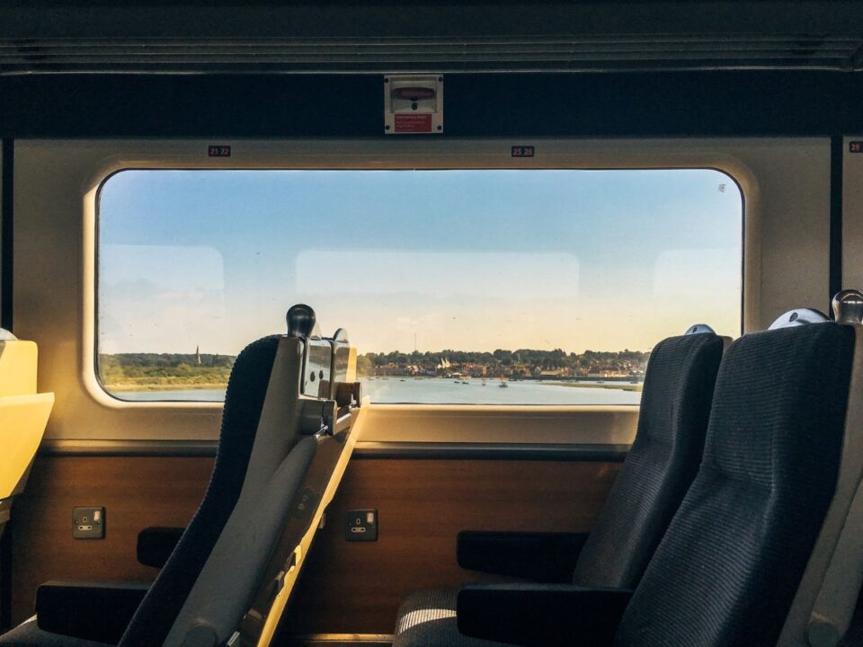 vonatablak nyári táj kilátással