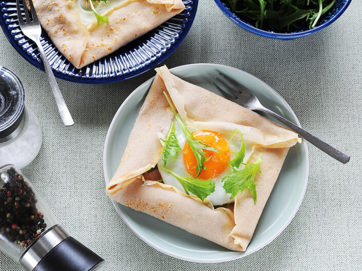 Sonkás, sajtos galette tükörtojással