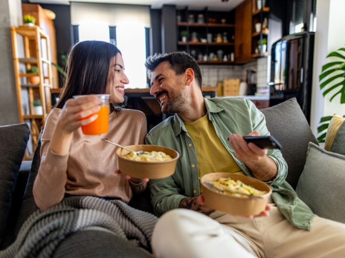 férfi és nő filmet sorozatot néz otthon