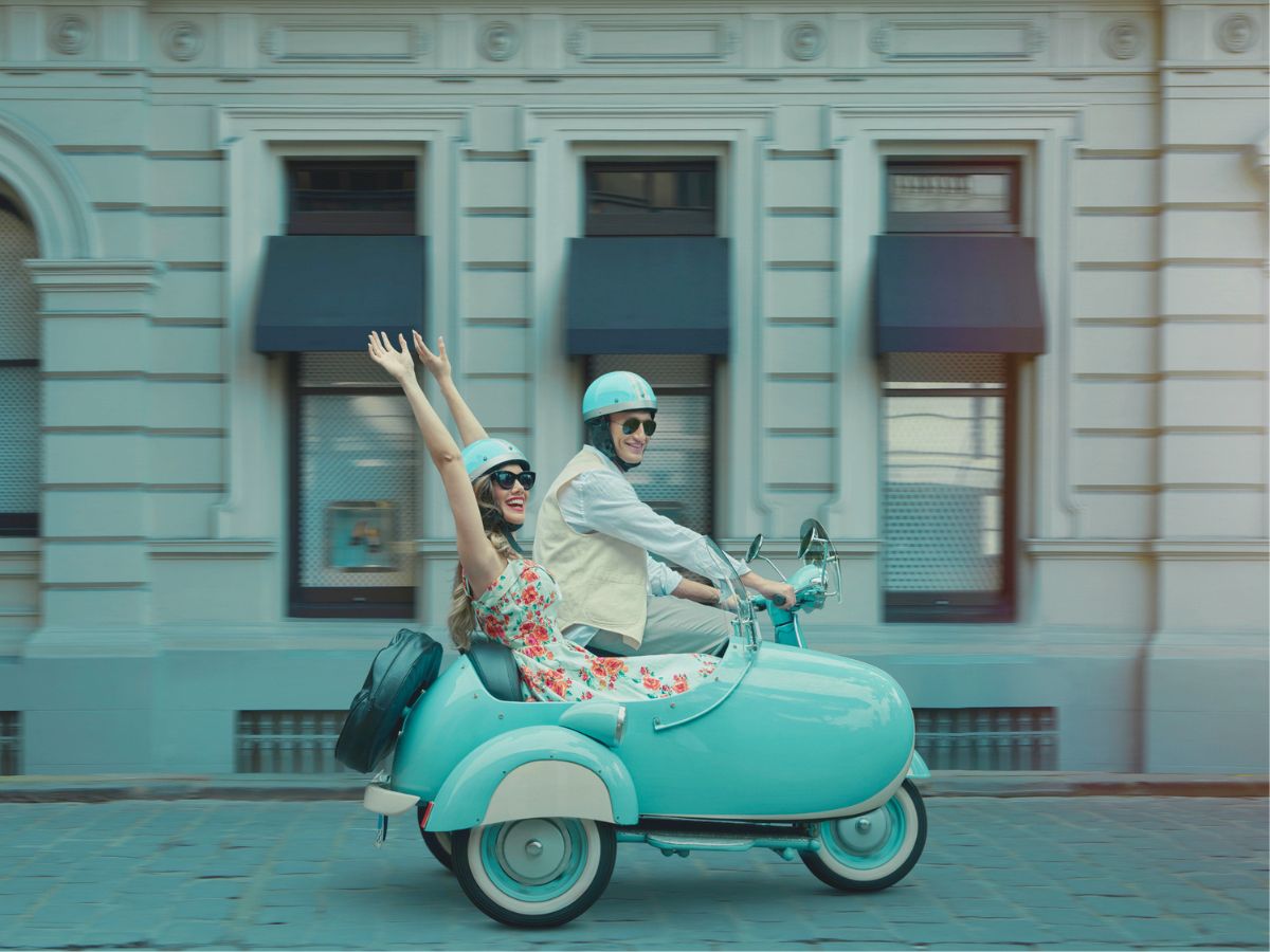 egy pár motorral és oldalkocsival boldogan robog