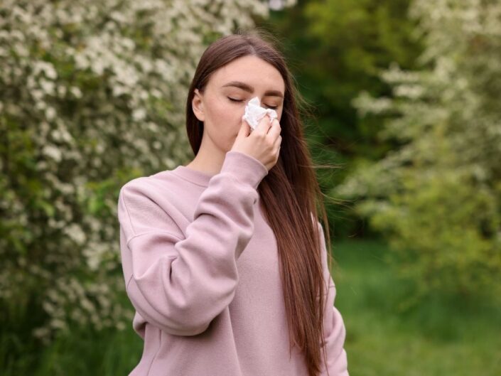 allergiás nő orrot fúj