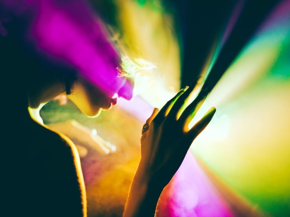 színekkel játszó nő 