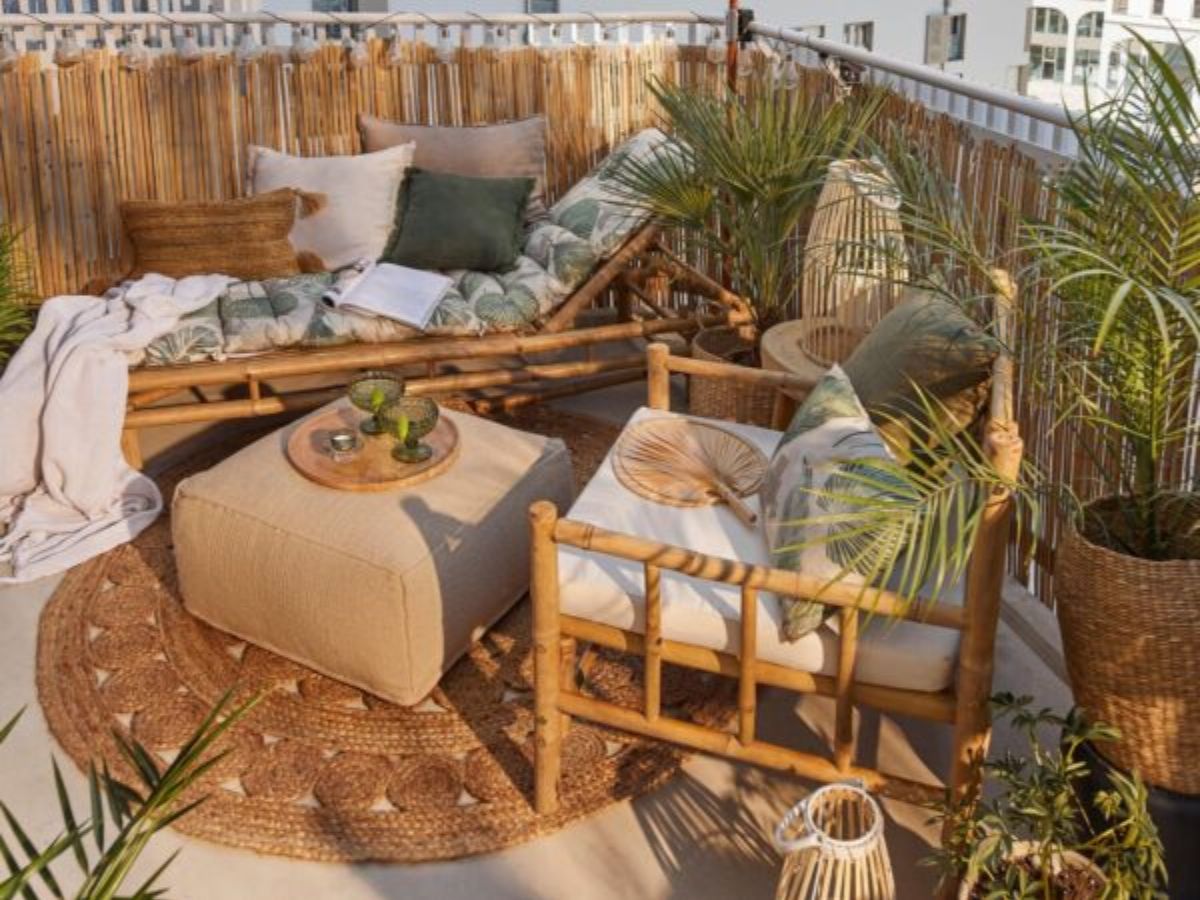 Terasz részlet bambusz bútorokkal napernyővel
