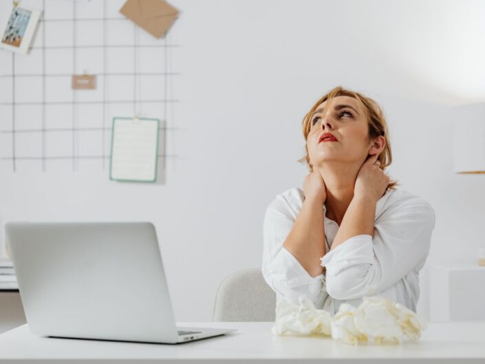 stresszes nő a munkahelyén