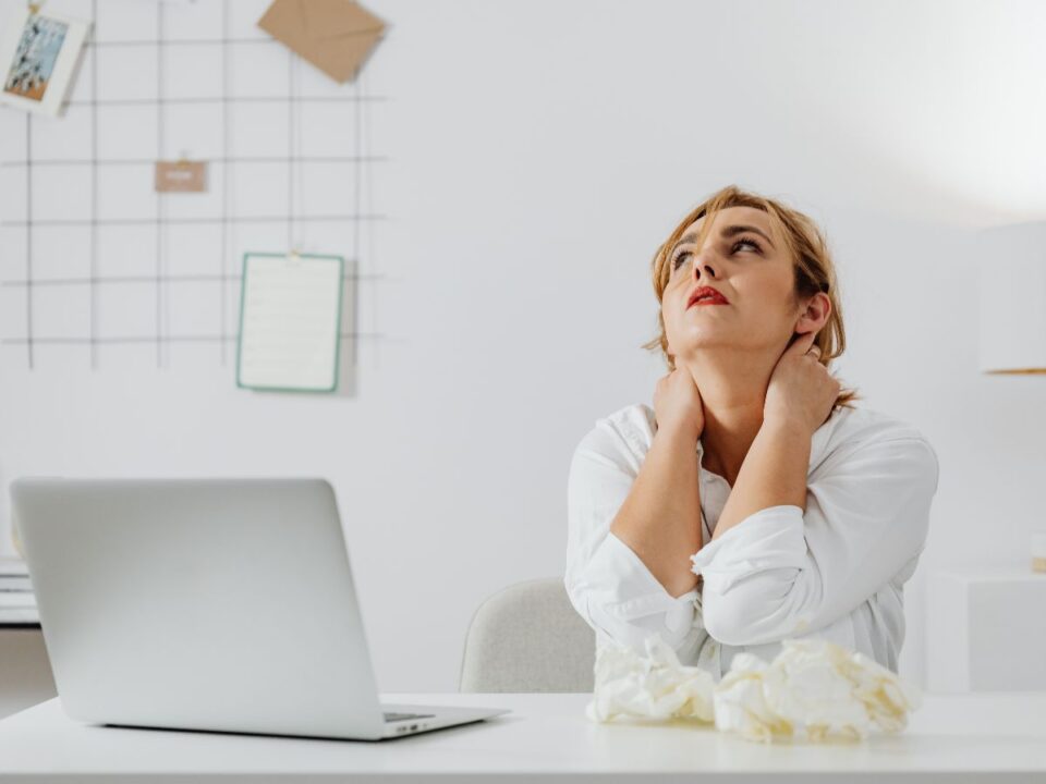 stresszes nő a munkahelyén