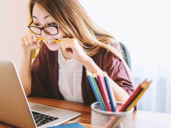 stresszes nő a munkahelyén