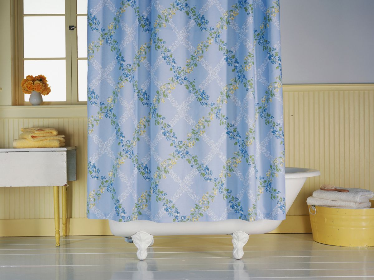 zuhanyfüggöny kád előtt