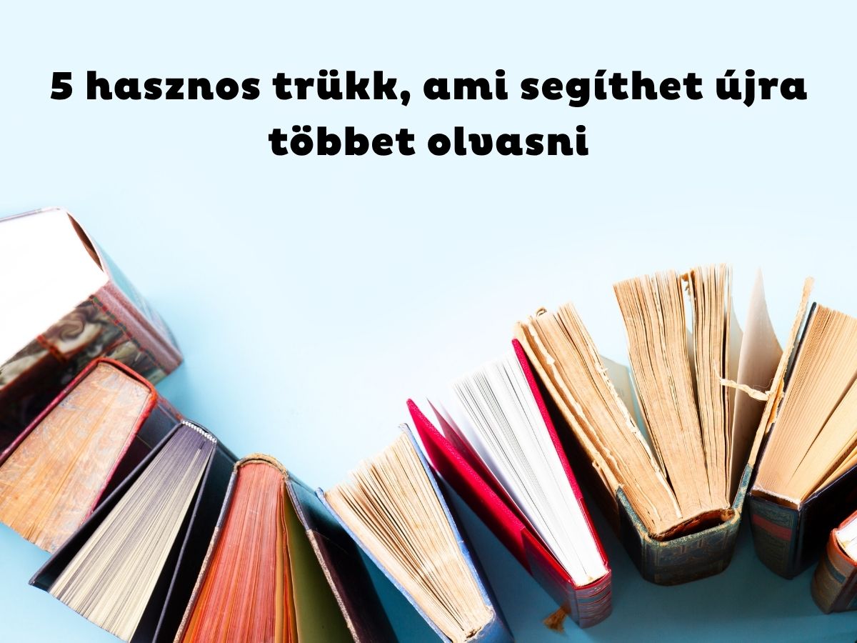 Hullámosan sorba rakott könyvek világoskék háttéren felülnézetből