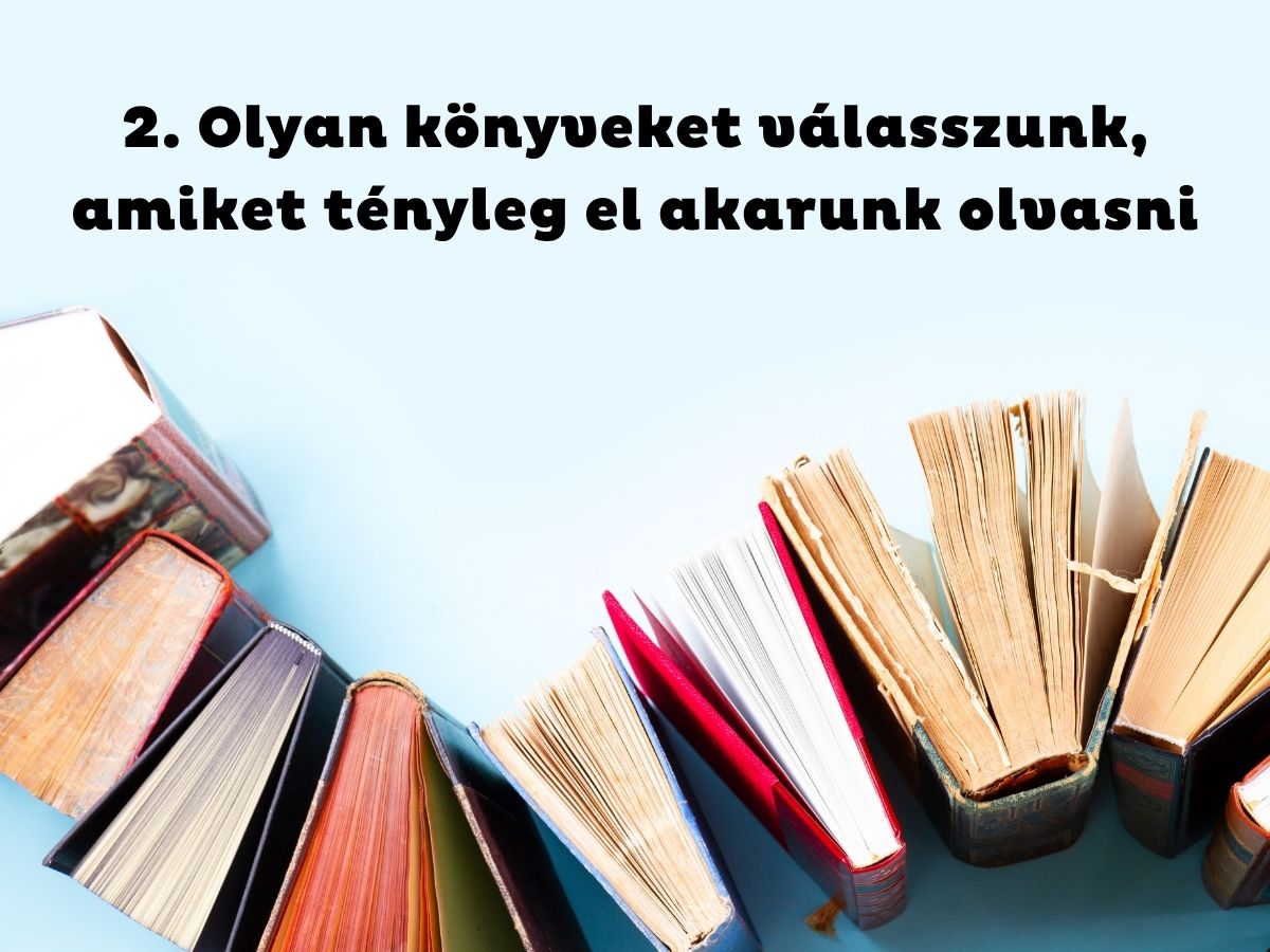 5 hasznos trükk, ami segíthet többet olvasni - Nők Lapja Hullámosan sorba rakott könyvek világoskék háttéren felülnézetből