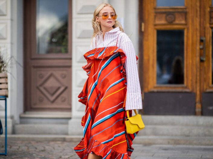 Koppenhágai divathét streetstyle fotó, nő színes nyári ruhában inggel, sárga táskával