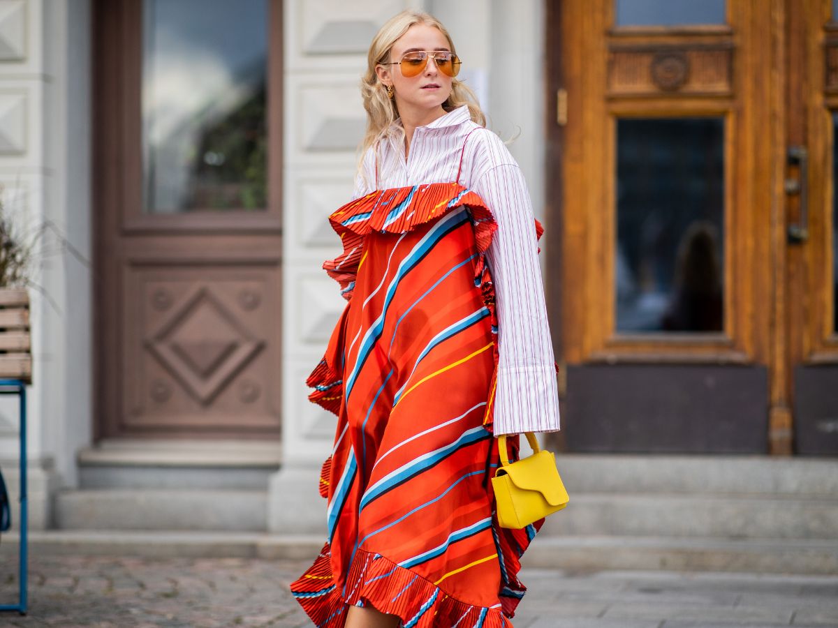 Koppenhágai divathét streetstyle fotó, nő színes nyári ruhában inggel, sárga táskával