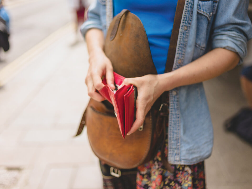 Young woman with purse in the street - Nők Lapja