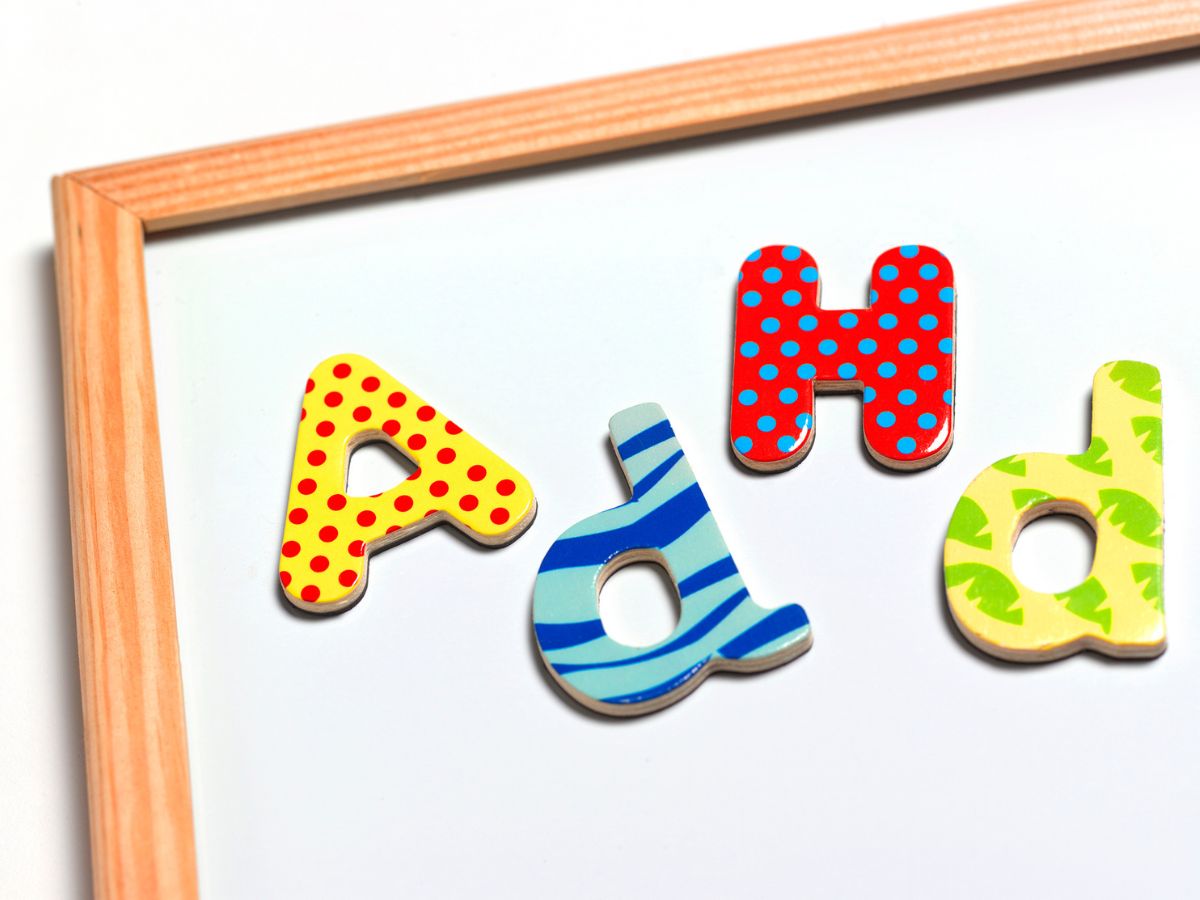 adhd felirat mágneses színes betűkből
