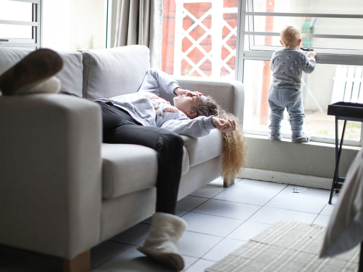 gyerekneveles-beta-anyak - Nők Lapja egy totyogós baba mászik a lakásban, anyuka pihen