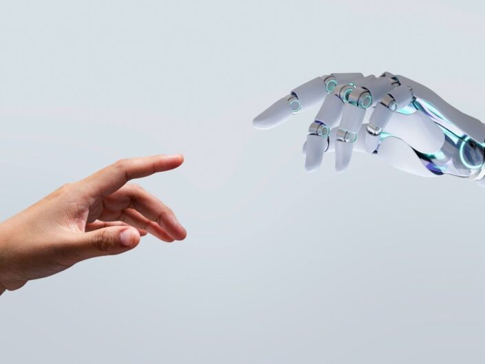 emberi és robotkéz mutat egymás felé