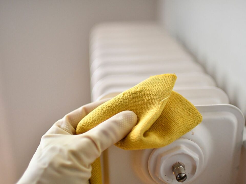 radiator-takaritas-sporolas - Nők Lapja radiátor tisztítása sárga mikroszálas kendővel