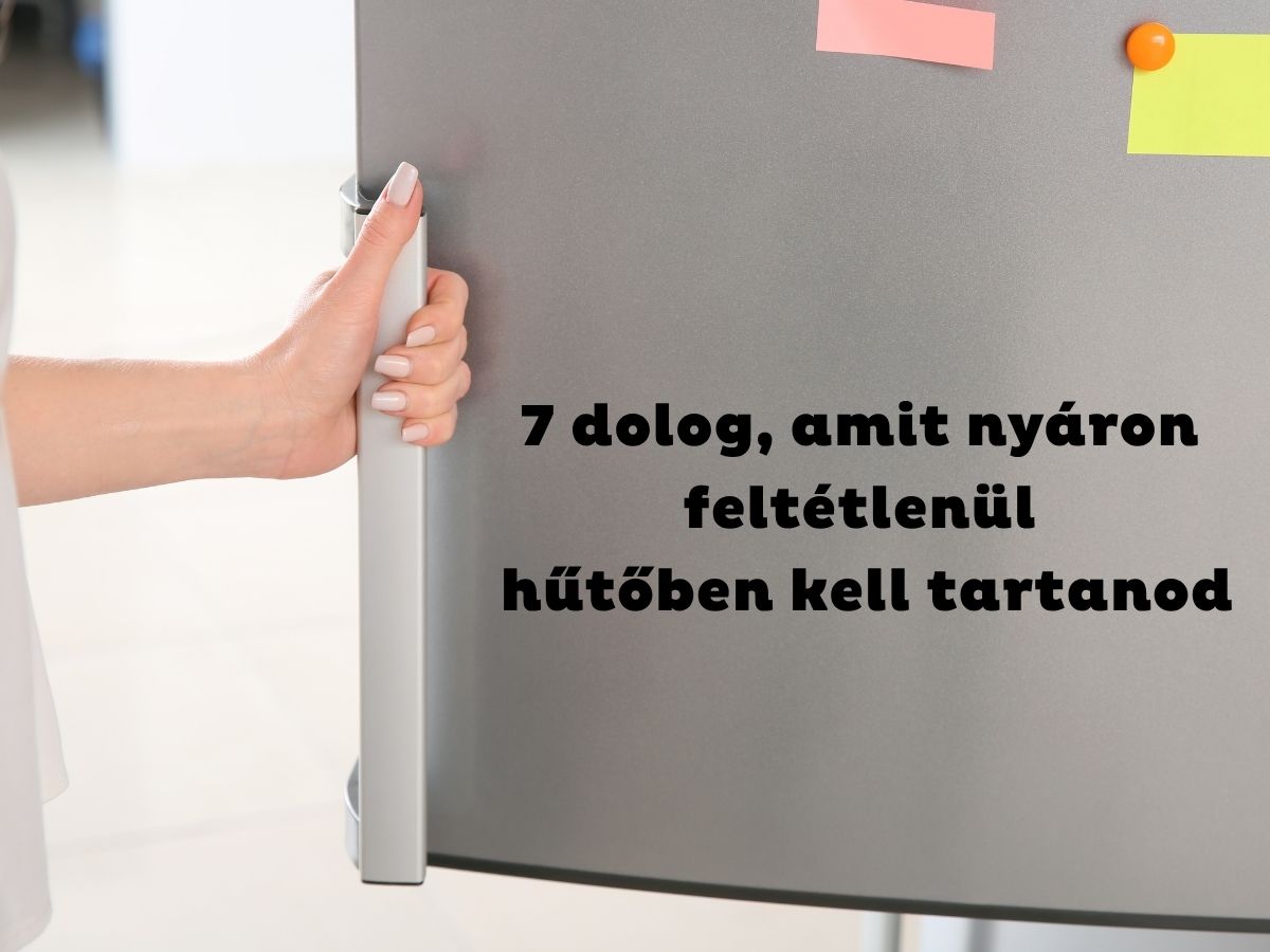 Női kéz szürke hűtőszekrény ajtaját nyitja ki