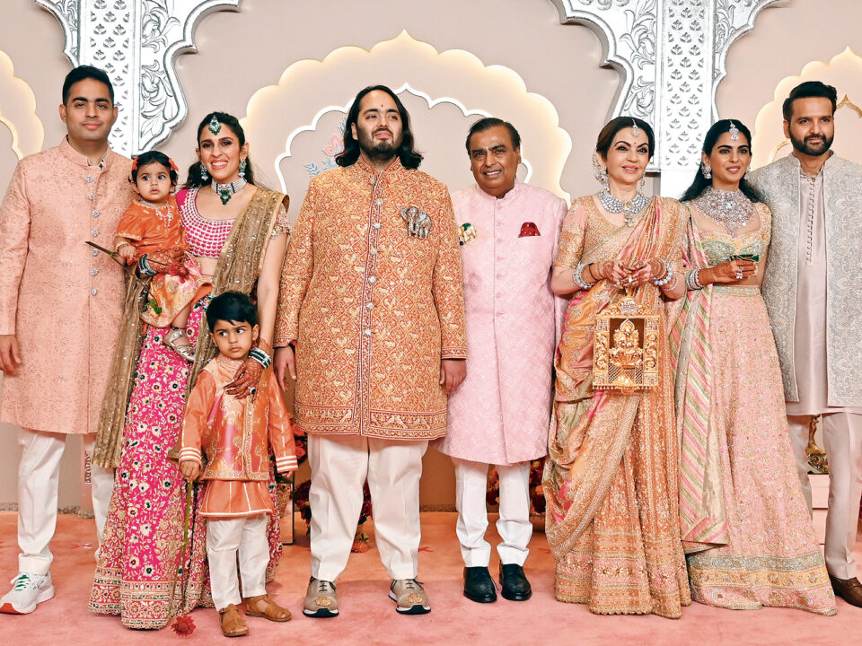 Mukesh Ambani és népes családja, ünnepi díszben