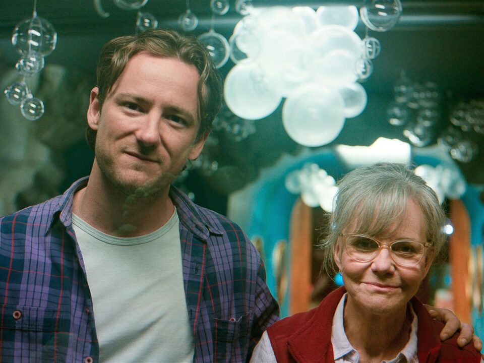 Sally Field és Lewis Pullman a A boldogságnak nyolc karja van című film egyik jelenetében