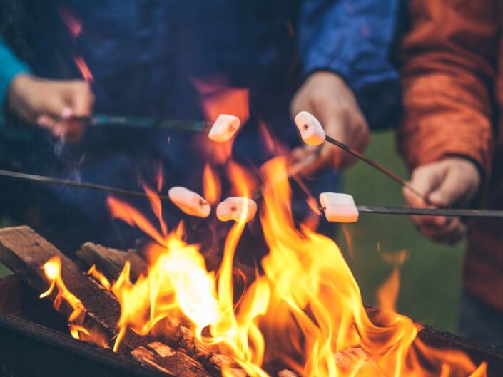 tábortűznél marshmellow cukor sütés