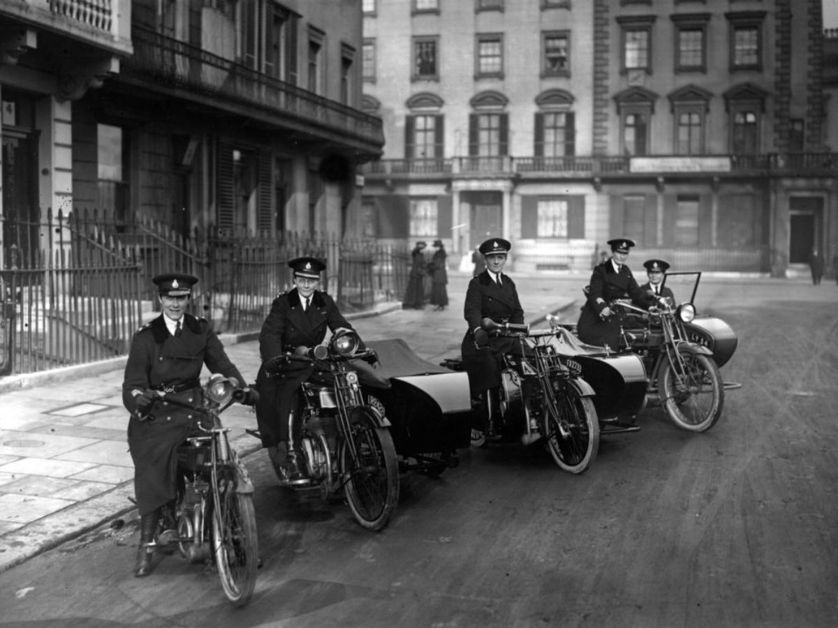 rendőrnők biciklin az 1920-as évek Londonjában