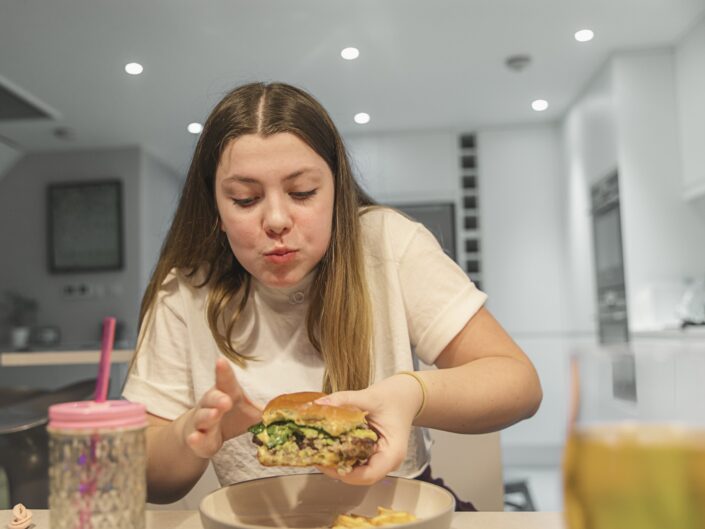 nő hamburgert eszik