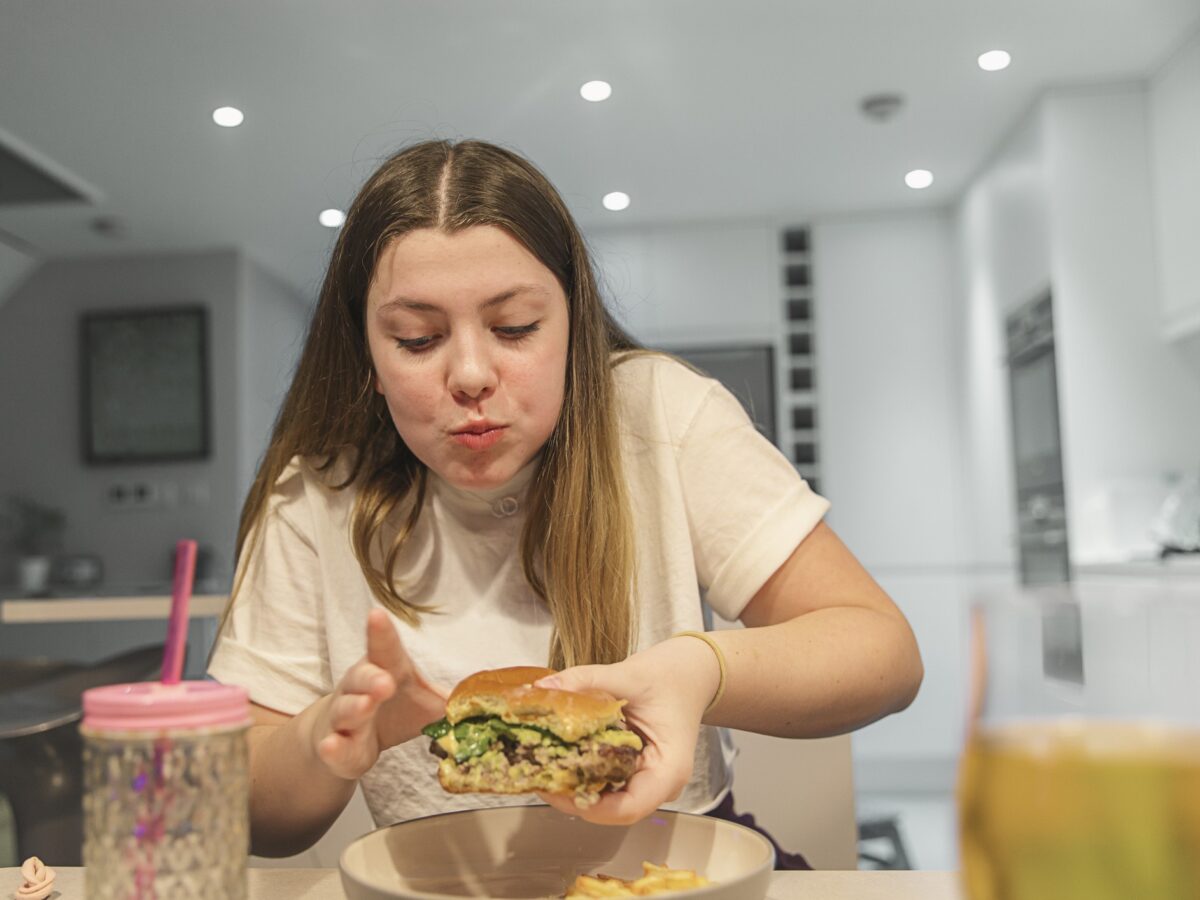 nő hamburgert eszik