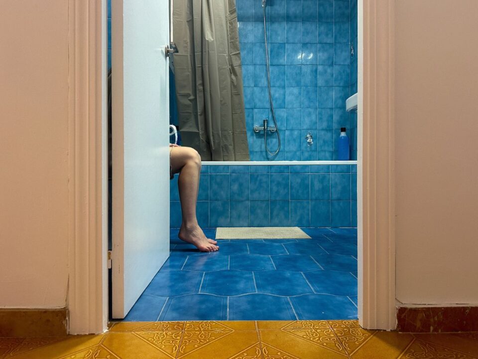 hanyszor-kell-pisilni-naponta - Nők Lapja Nő ül a WC-n a fürdőszobában