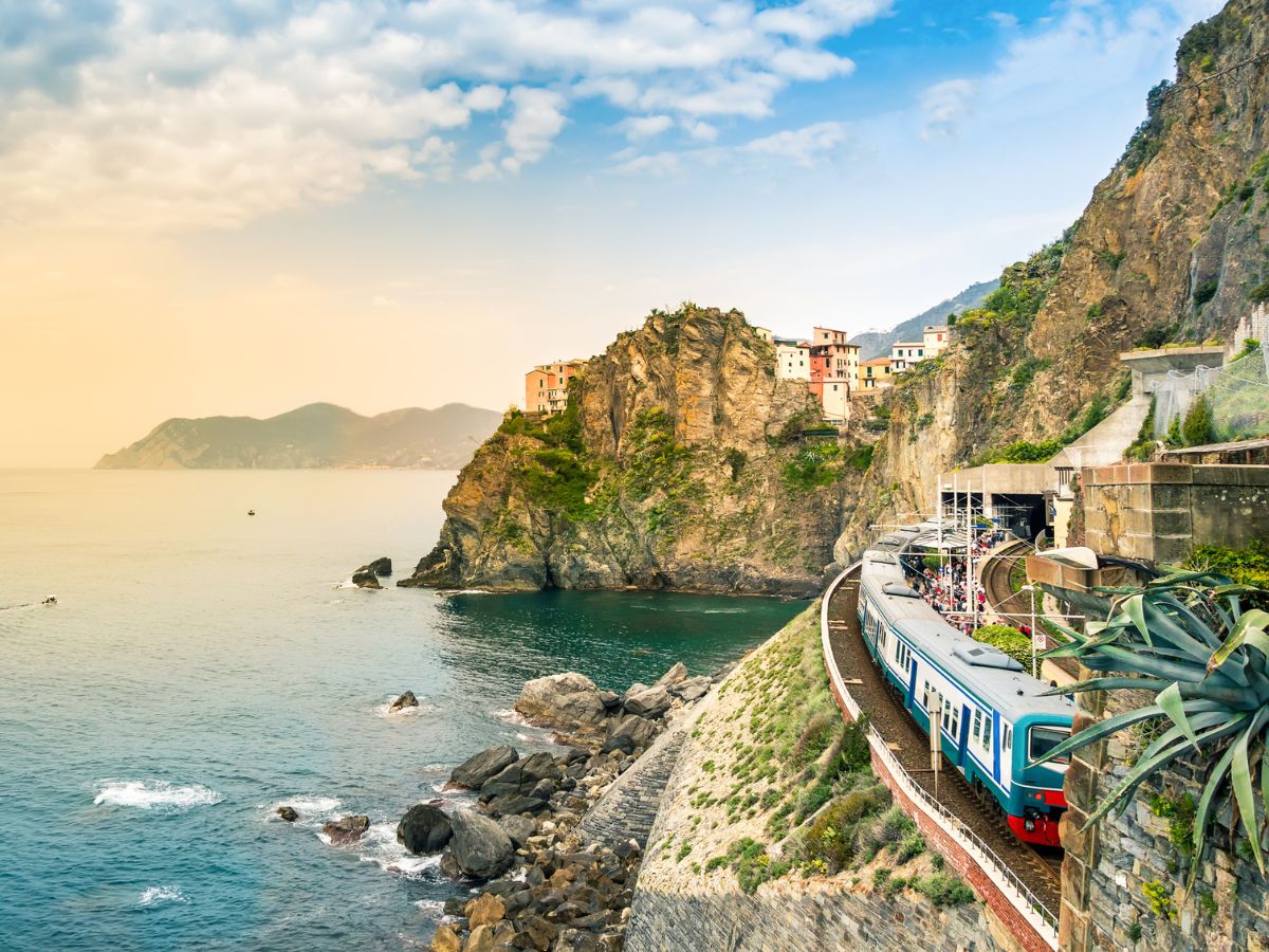 Manarola, Cinque Terre – vasútállomás egy kis faluban, színes házakkal a tengerre néző sziklán. A Cinque Terre Nemzeti Park markáns partvonalával Liguria, Olaszország egyik híres turisztikai célpontja.