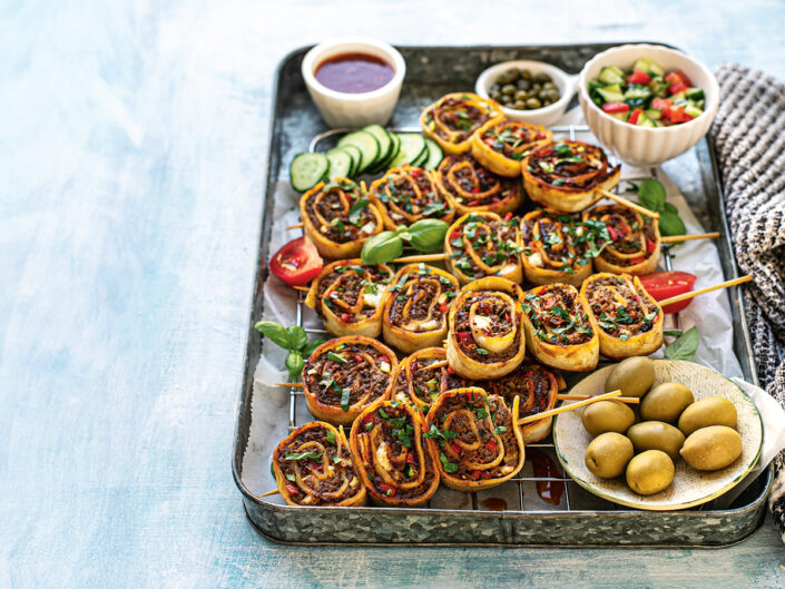 Mediterrán hústekercs tortillában, zöldségekkel
