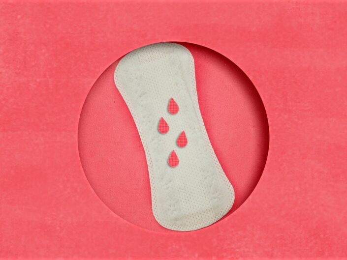 Menstruációs betét rózsaszín papír alapon