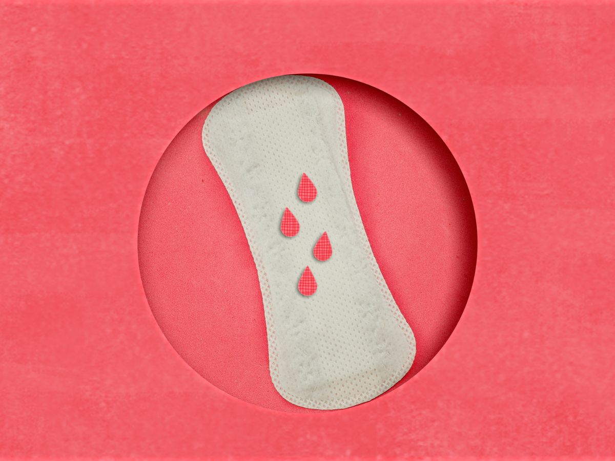 Menstruációs betét rózsaszín papír alapon