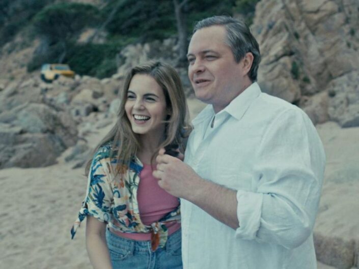 jelenet az otthon, édes otthon c. lengyel filmből. egy férfi és egy nő mosolyogva néznek valamit, vélhetően egy tengerparton, homokos részen állnak, mögöttük sziklafal