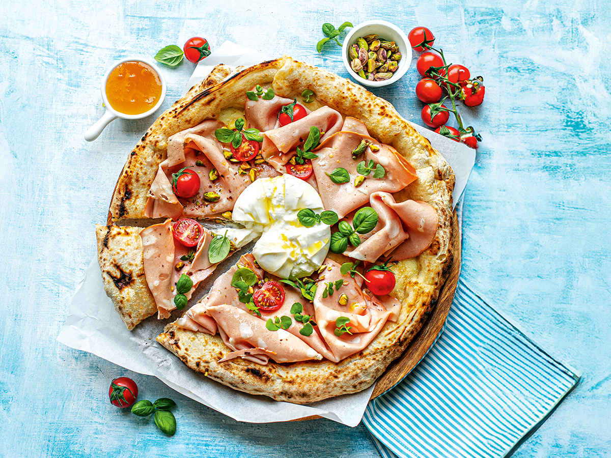 Mortadellás, burratás, pisztáciás pizza