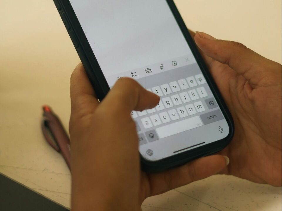 Szöveges üzenetet ír nő okostelefonon