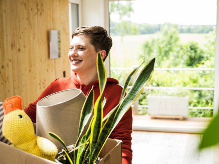 Rövidhajú nő mindenféle kacatokat lomtalanít nyáron