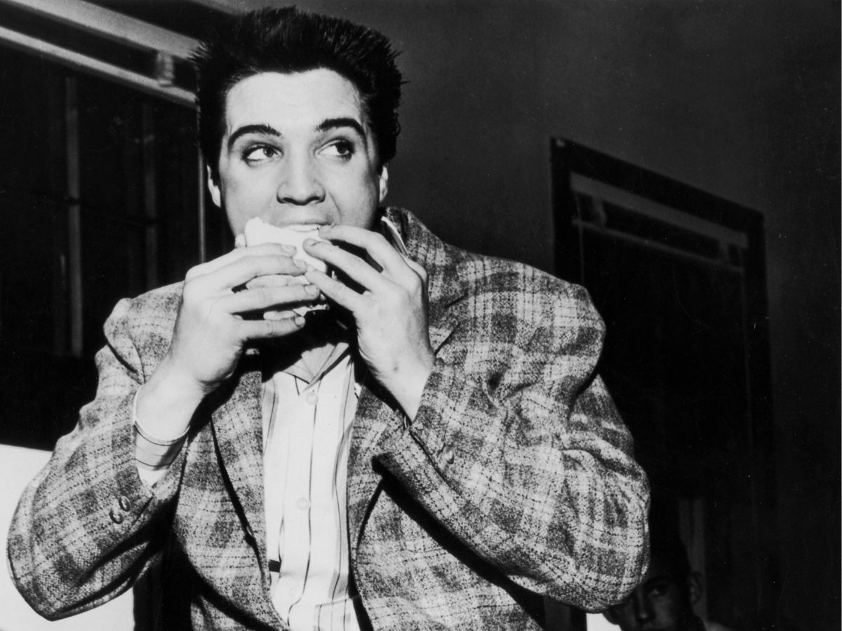 Elvis Presley szendvicset eszik fekete-fehér kép