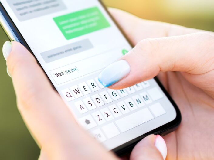 kék körmű nő üzenet ír a telefonján