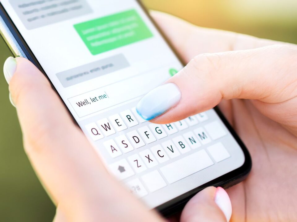 uzenet-irasa-irasjel - Nők Lapja kék körmű nő üzenet ír a telefonján