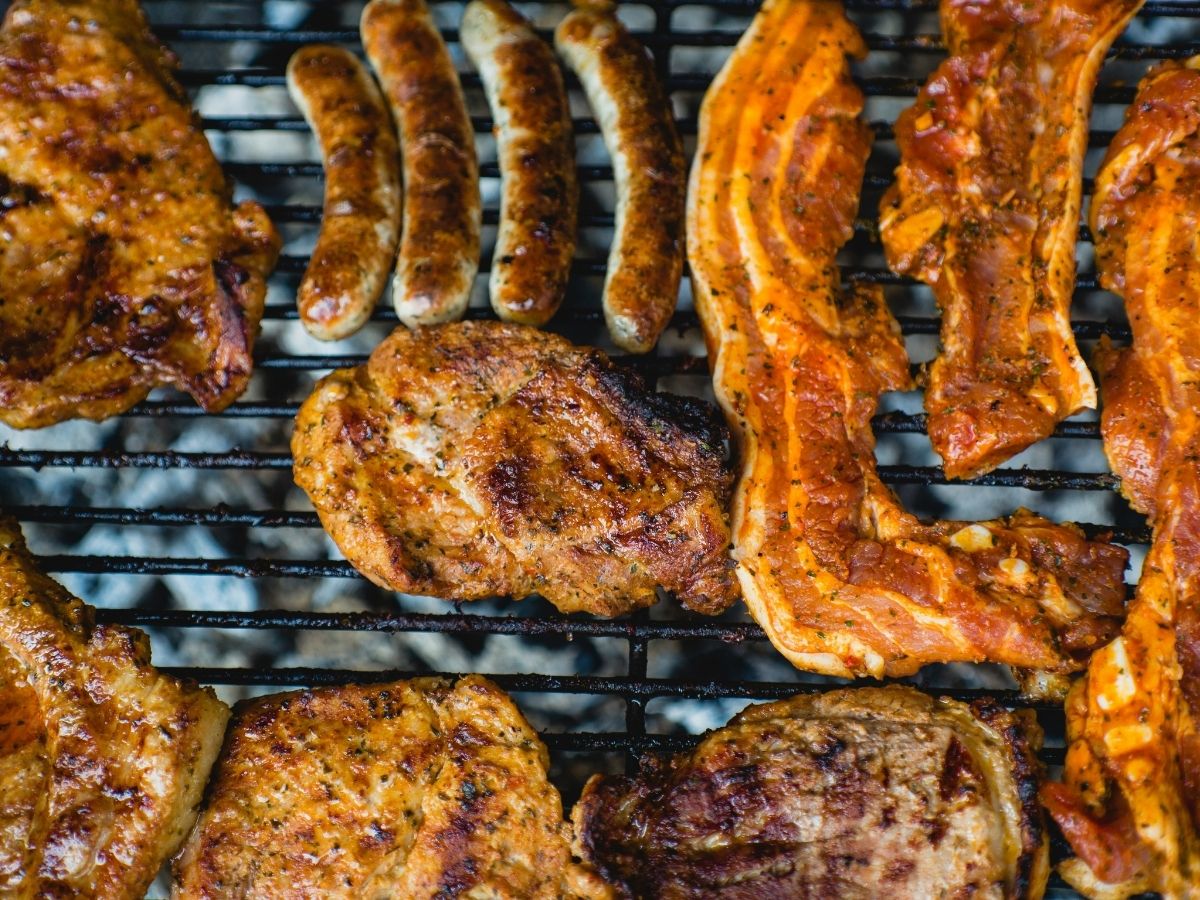 Különböző grillezett vöörs húsok sütőrácson